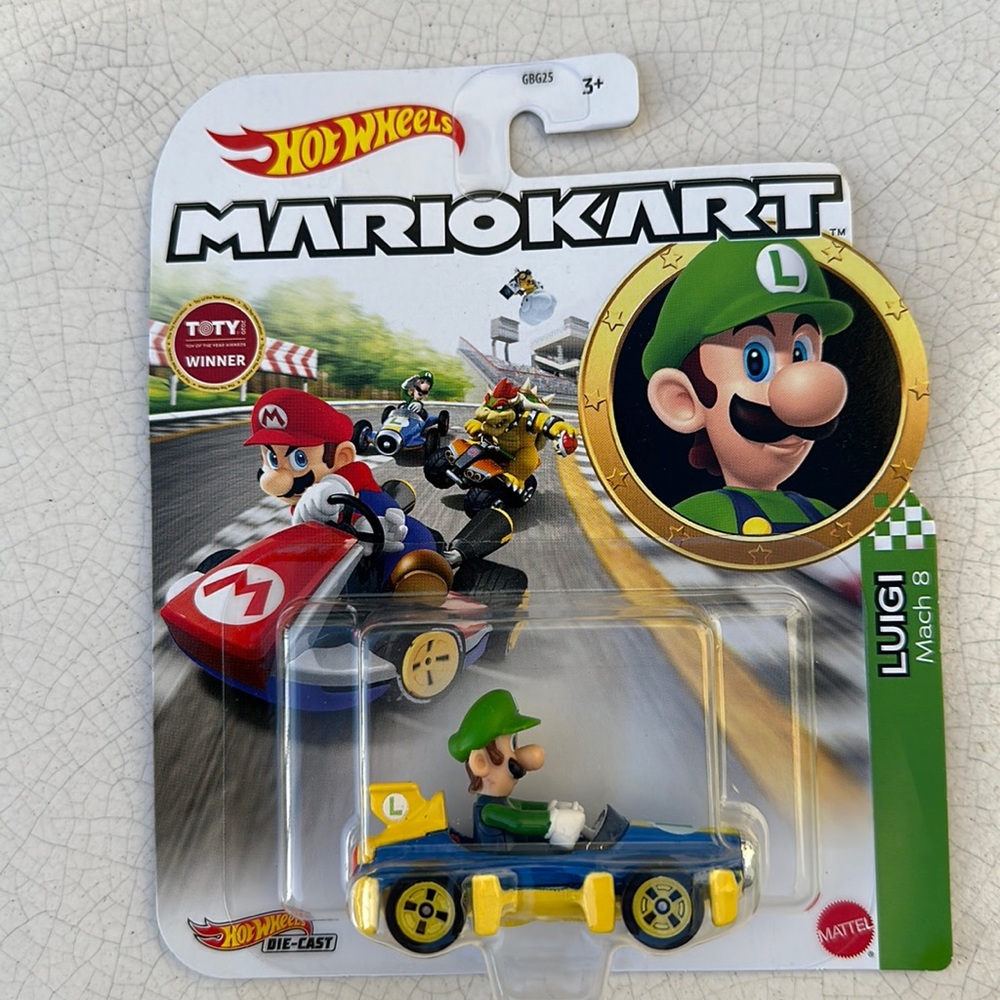 Hot Wheels MarioKart Luigi Mach 8, character car